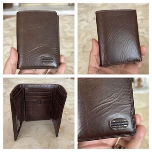 NWOT Fossil Leather Compact 3”x4” Trifold Wallet